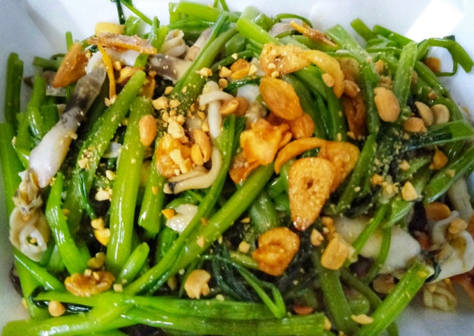Ốc móng tay xào rau muống